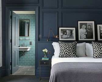 The George - Cheltenham - Bedroom