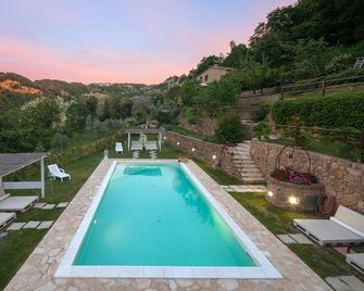 Farmhouse Immersed in the woodland - Volterra - Pool