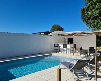The peace and quiet of a country house with swimming poolSPA 10 minutes from the Vendée beaches - Givrand - Piscina
