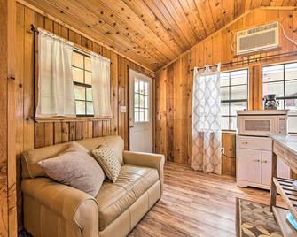 Couples Cabin with Luxury Deck, 1 Mi to Canyon Lake! - Canyon Lake - Living room