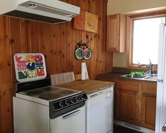 Pentwater Village cottage near Charles Mears State Park beach and Village. - Pentwater - Cocina