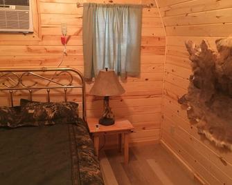 Small one room cabins with no bathrooms hot tub and covered picnic tables. - Hugo - Bedroom