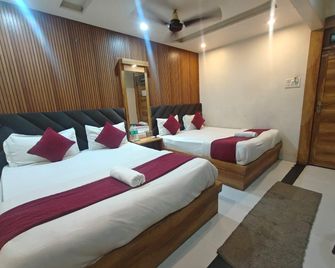 Shree Sai Lodge - 150m from Prayagraj Junction - Prayagraj - Quarto