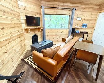 Romantic Treehouse Hideaway: Two Crackling Fireplaces Await Your Escape - Milledgeville - Huiskamer