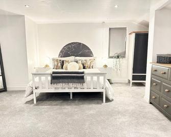 Cosy One Bedroom Apartment - Trowbridge - Bedroom
