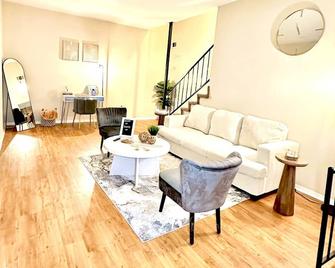 Spring Getaway 5 minutes from Hospitals - Jackson - Living room