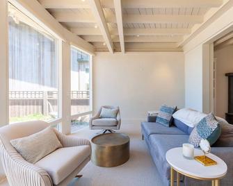 Walk to the Beach from this Ocean Front Home - Moss Beach - Living room