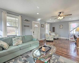 Manchester Getaway on Ohio River Scenic Byway - Manchester - Living room