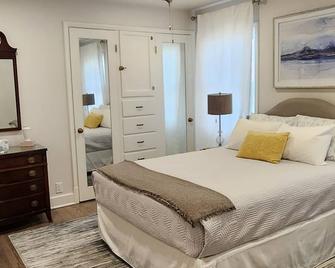 Welcome to our More on Moore 1936 Remodeled Home w/AC, 4BDR, 2BR sleeps 8 - Cheyenne - Bedroom