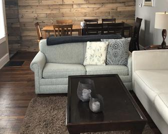 3 Bed - 3 Full Bath, 2 En Suites, Large Patio, Shaded Yard & Fire Pit - Grand Rapids - Sala de estar