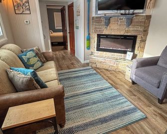 Aqua Aire Inn & Suites - Minocqua - Living room