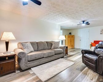 Pet-Friendly Zanesville Haven w/ Game Room! - Zanesville - Huiskamer