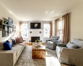 Wilmar Lake Bliss: 2 Br - Fire Pit - Ping Pong - Willmar - Вітальня