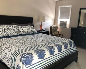 4 Bedroom/3 Bathroom in the Heart of Bemus Point, NY. Lake views + Private Dock - Bemus Point - Habitación