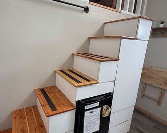 Tiny House on Farm - Wray - Escaleras