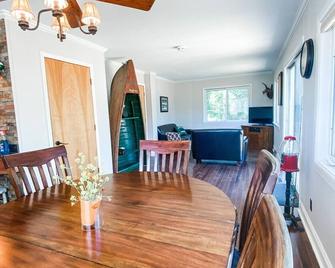 Lake cabin with stunning lake views, nature, wildlife and hot tub - Wyoming - Dining room