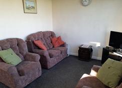 Pet friendly, 2 Bedroom Detached Chalet near Norfolk Broads - Great Yarmouth - Living room