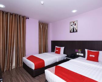 OYO 89775 98inn - Miri - Bedroom