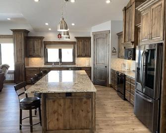 Luxury Country Guest Suite, Sleeps 10, Hot Tub - Rexburg - Dining room