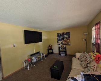 Newly updated and cozy home! Located near downtown! - Mattoon - Living room