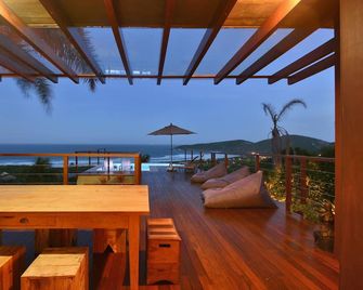 Villa Gardena Suites - Praia do Rosa - Balcón