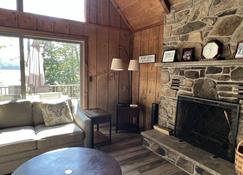 Presidents Weekend Reduced.. Book Now. Lakefront on Wallenpaupack with Hot Tub - Lakeville - Living room