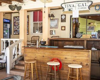 Orange Hill Beach Inn - Nassau - Bar