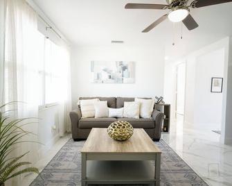 Home in Pinellas Park with beaches to the West & downtown city to the East. - Pinellas Park - Living room