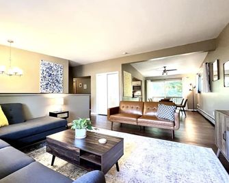 Cozy 3-Bedroom 1 Mile to Downtown & Michigan Stadium w/ Free Parking - Ann Arbor - Living room