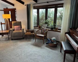 Mid-century Modern Home with Large Deck and Cozy Living Area - Brookings - Вітальня