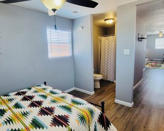 Cozy Cabin for 4 in BBQ Capital of Texas - Lockhart - Bedroom