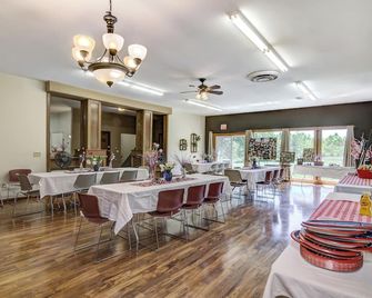 Spacious 10-bedroom, 40 beds, 3.5 bath country home in Osseo, WI with WiFi, AC - Osseo - Restaurant