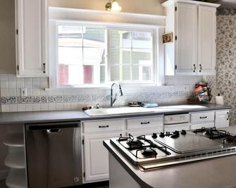 Downtown Victorian Home, Large Group Space, 5br, 7 Parking Spots, Pet Friendly! - Colorado Springs - Cuisine