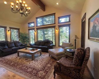 Luxury Private Mountain Home 6 bd-5.5 bath Teton Village Excellent Location - Teton Village - Living room