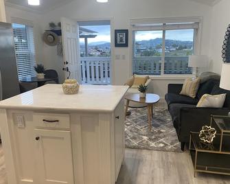 Brand new, 1 bedroom cottage with view of San Francisco Bay. - Corte Madera - Living room