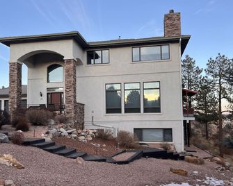 Natural Wonder in North Colorado Springs; Entire Floor With Private Entry - Colorado Springs - Edificio