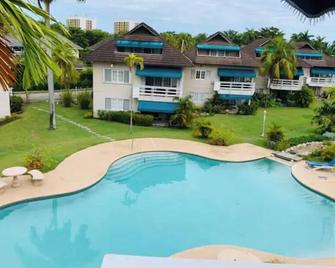 3BR Penthouse on the Ocean - Montego Bay