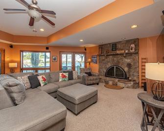 Tamaqua Lodge: Lakefront, Private Dock, Hot Tub, Fire Pit, Foosball! - Oakland - Sala de estar