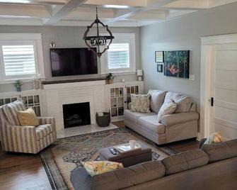 Charming home in the heart of South Tampa, two blocks from Bayshore with pool - Tampa - Sala de estar