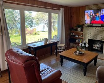 The Landing Spot On Clearwater Lake - Annandale - Living room