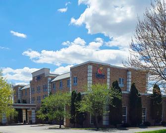 Comfort Inn and Suites Grafton-Cedarburg - Grafton - Edificio