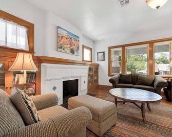 Midtown Historic Bungalow - Nicoma Park - Living room