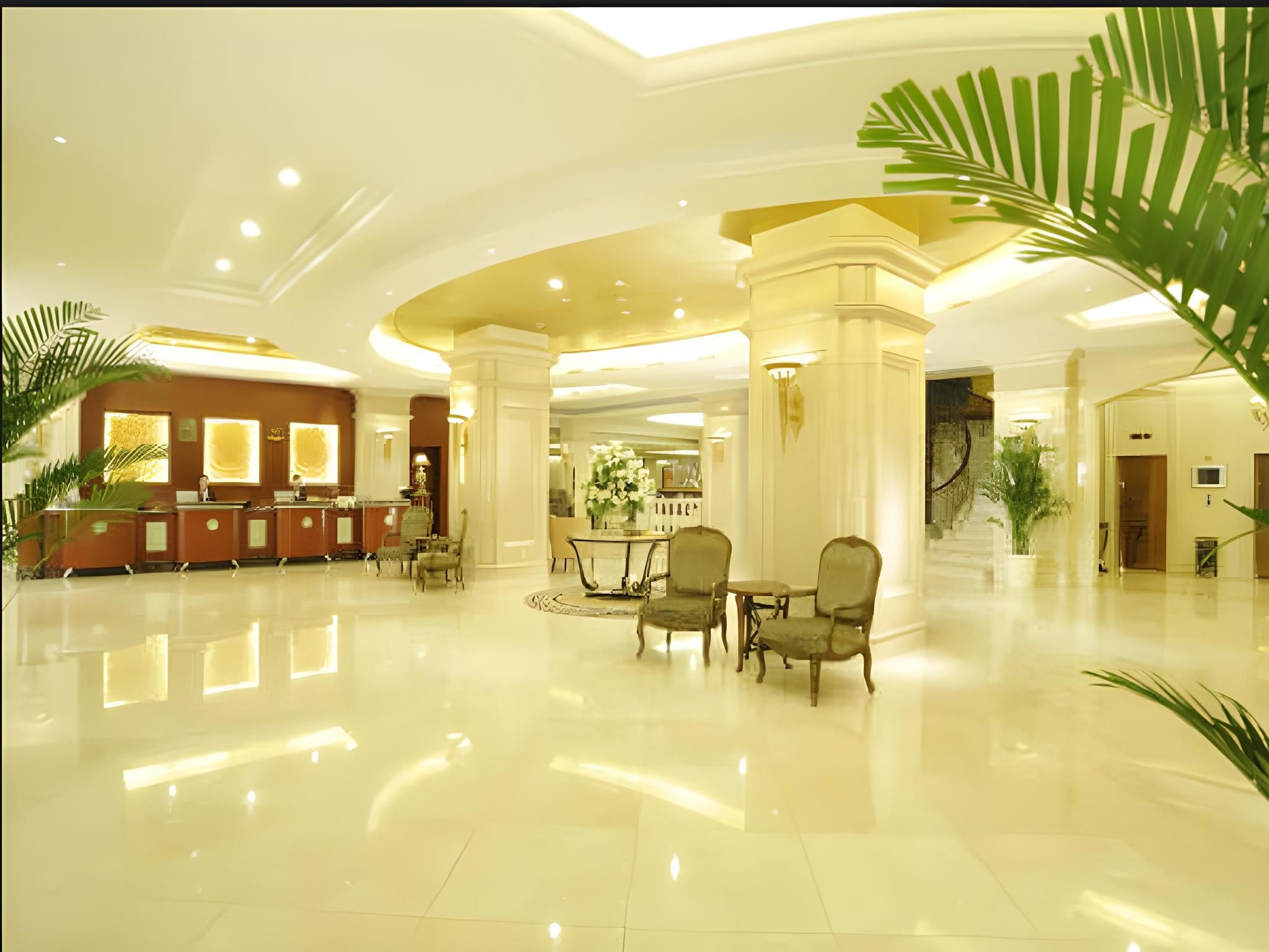 Yun-Ray Ambassador Hotel