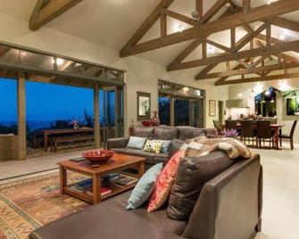 Poets Corner Lodge - Waihi - Living room