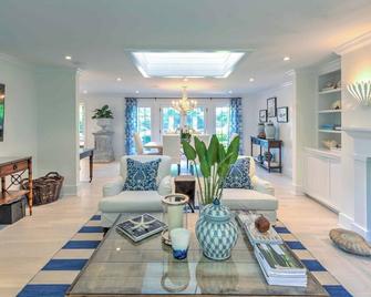 New Listing: Surrounded by Protective Reserves, Steps to Marina Bay Beach, - Southampton - Wohnzimmer