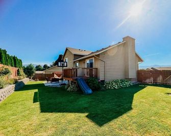 Family & Group friendly home w/ large hammock & game room near Leavenworth! - East Wenatchee - Building