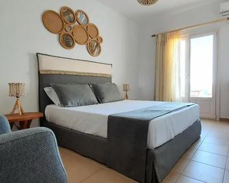 Sarakiniko Rooms - Adamantas