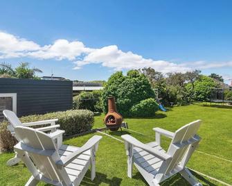 Sun soaked & serene 500m to the surf - Rye - Patio