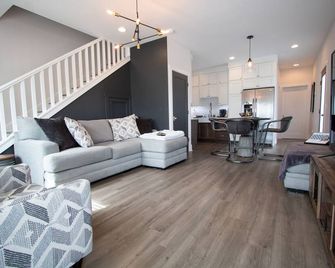 Big Blue: 2-Story Indy Home Dwtn Just Minutes from Lucas Oil Stadium - Indianapolis - Living room