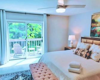 This Charming 2 bed condo is next to downtown Saugatuck and includes a pool! - Saugatuck - Bedroom